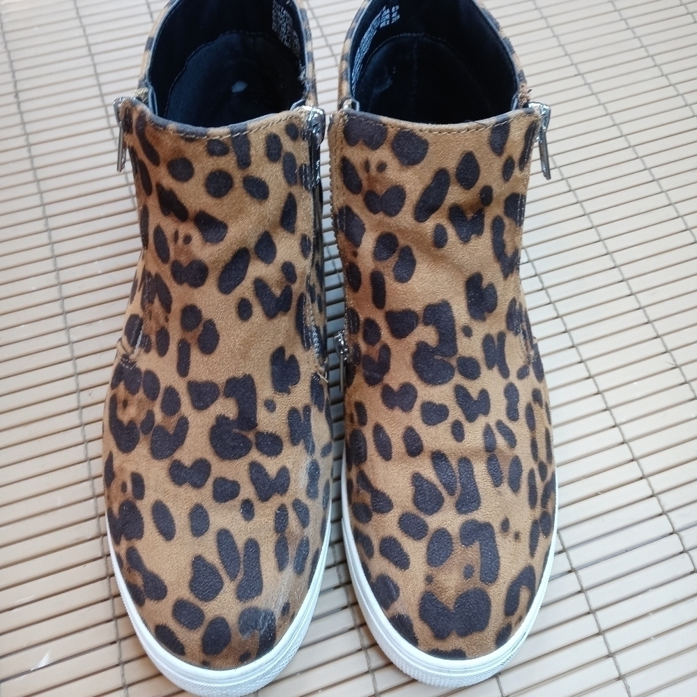 Time and Tru women's leopard double zip ankle sneaker boots sz 8.5W. 310pm